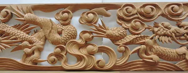 欄間：龍 | 職人手作りの兜を販売する伝統工芸品・木彫刻専門店 